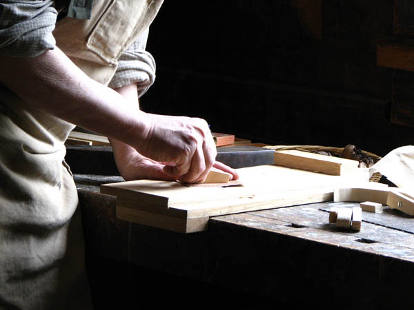 Nacemos de la influencia y formación  heredada en el sector de la <strong>carpintería de madera y ebanistería  en Briones.</strong>